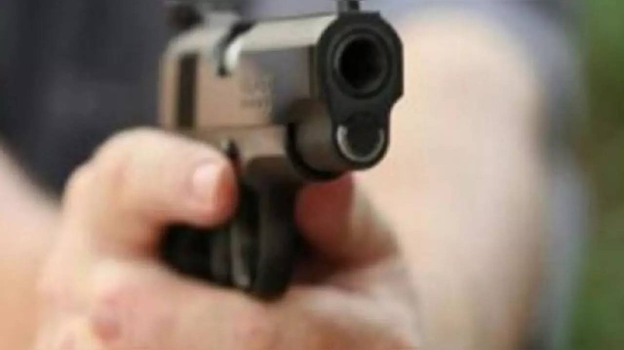 Delivery agent, associate robbed of Rs 2 lakh at gunpoint