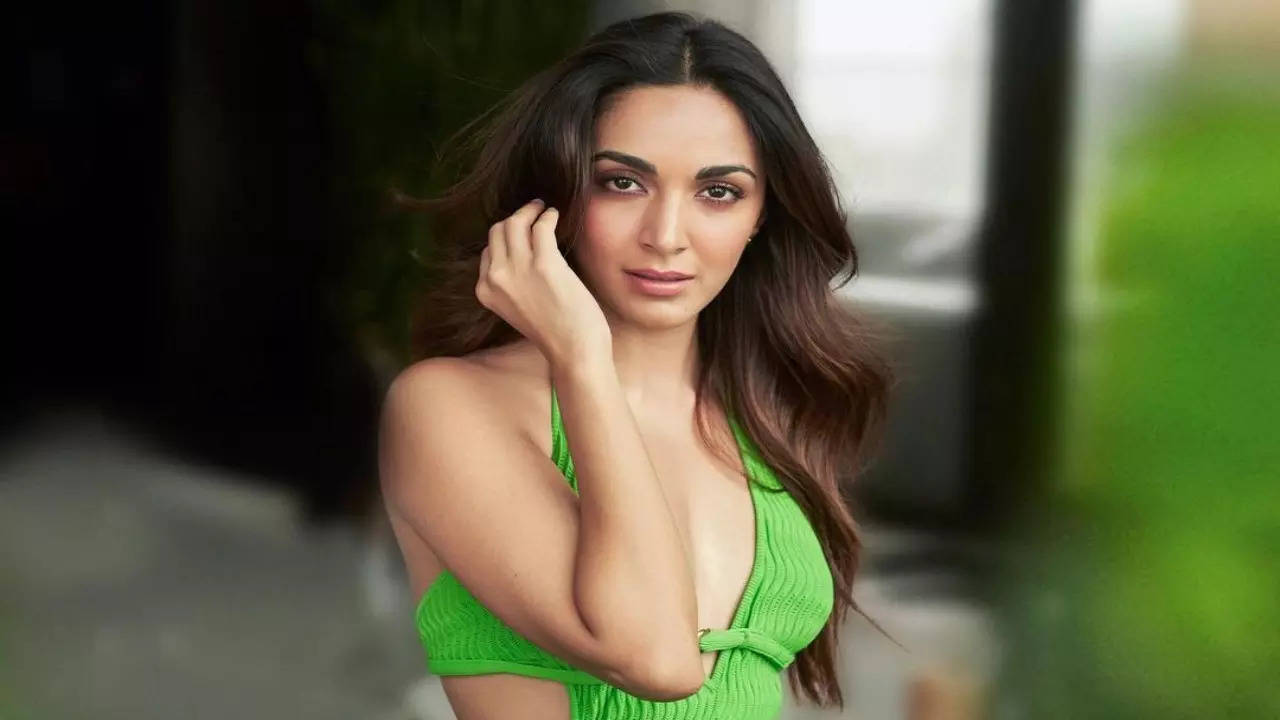 What Baby Bump? Kiara Advani Flaunts Her Perfectly Toned Body In Figure-Hugging Dress After Viral Pic Triggers  Pregnancy