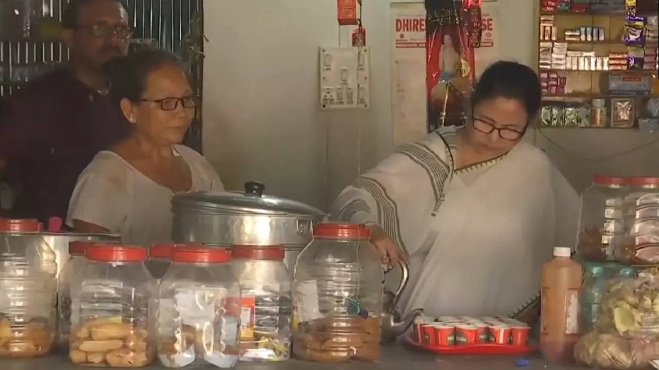 Mamata Banerjee making tea