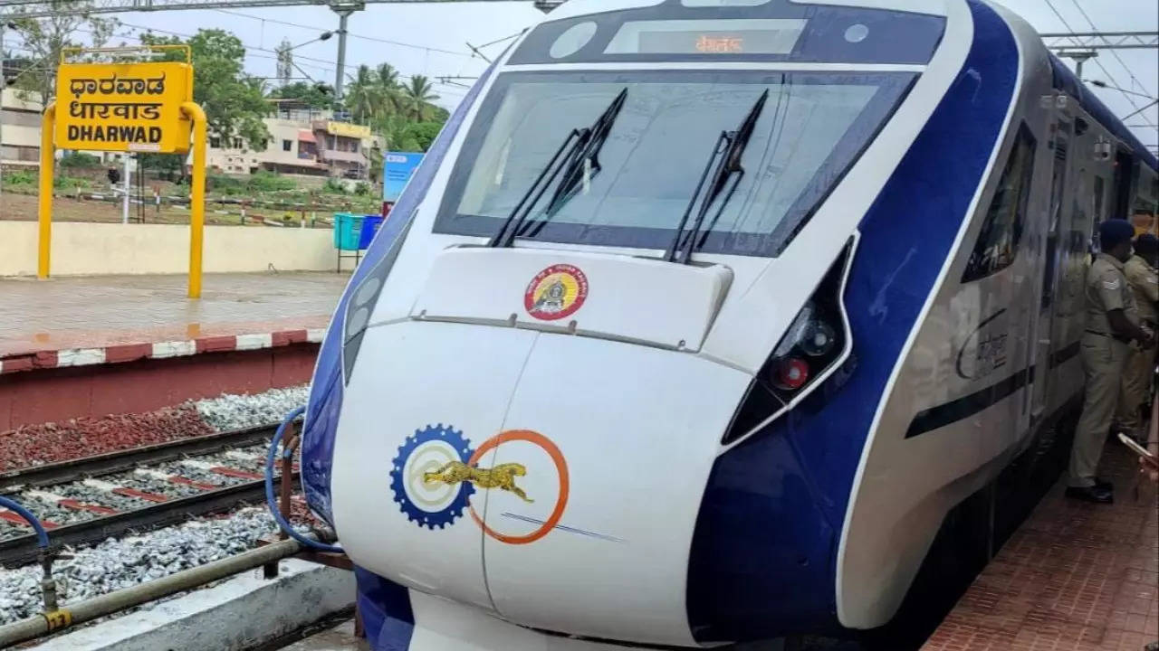 Vande Bharat Express at Dharward Station. | Photo: Ministry of Railways