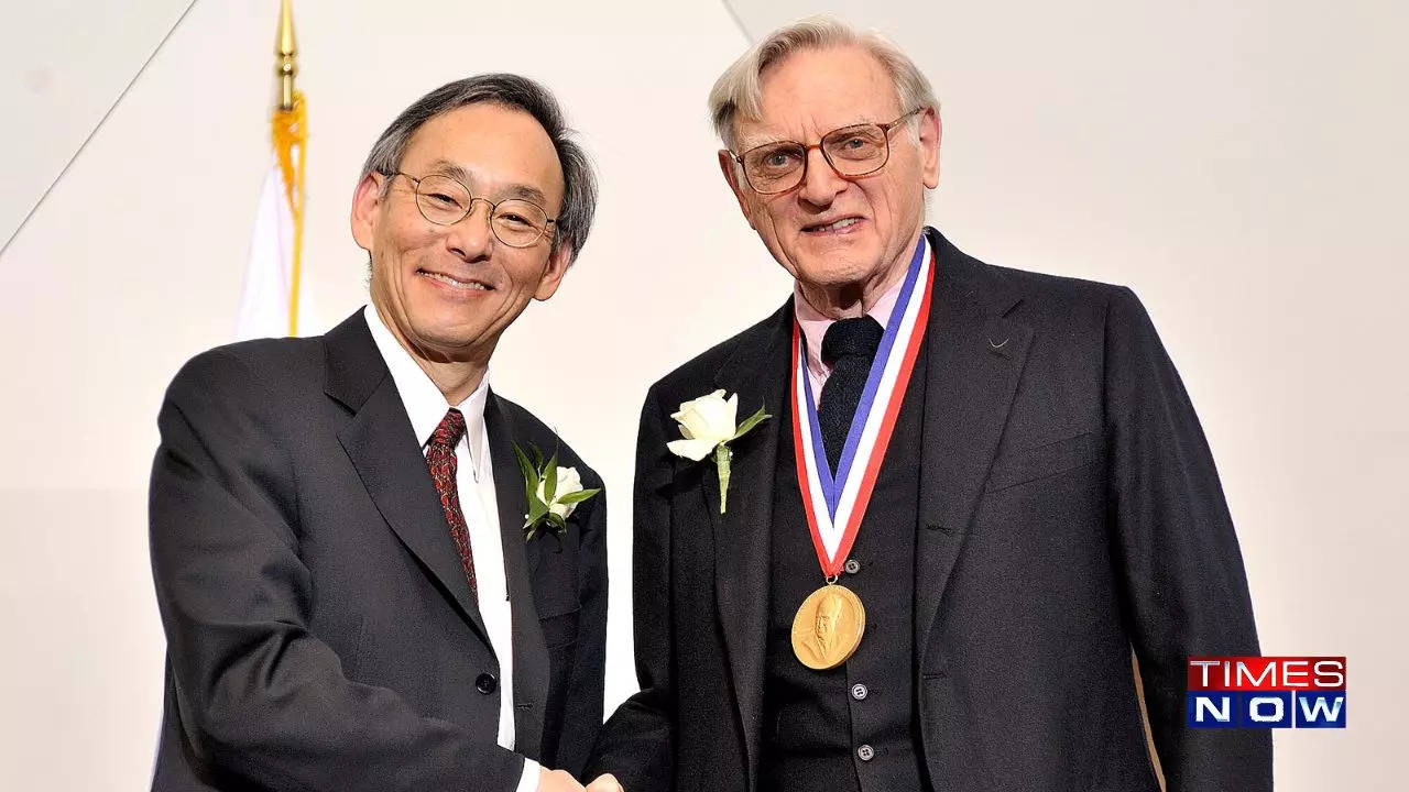 Goodenough receiving the 2010 Enrico Fermi Award from then- US Energy Secretary, Steven Chu.