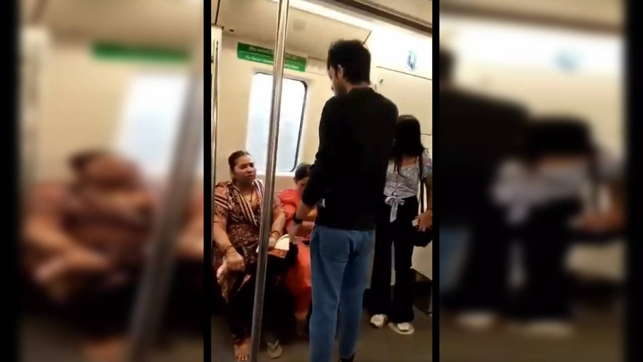 Couple fights with 2 women in Delhi metro