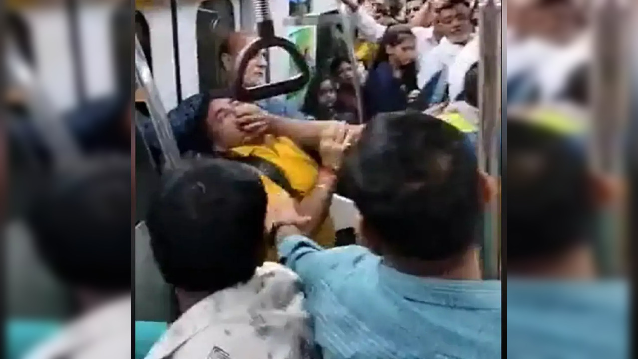 ​Delhi metro fight