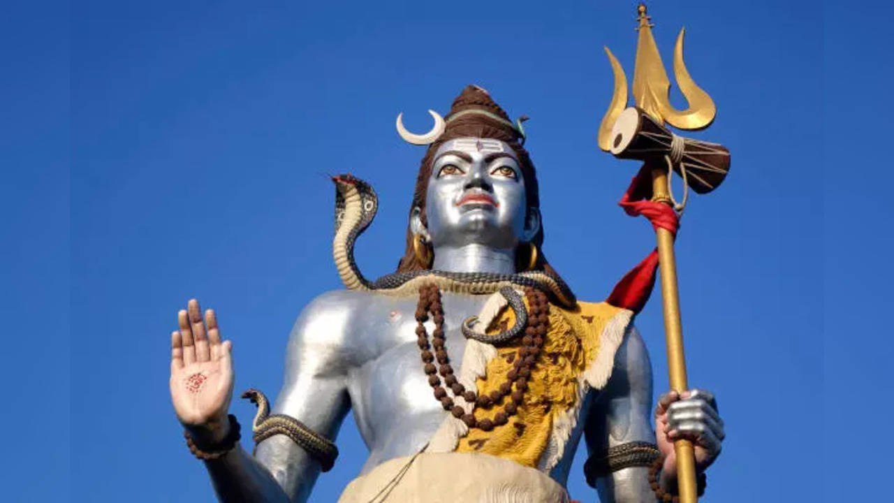 Worshipping and fasting on Lord Shiva during Shani Pradosh is considered very auspicious