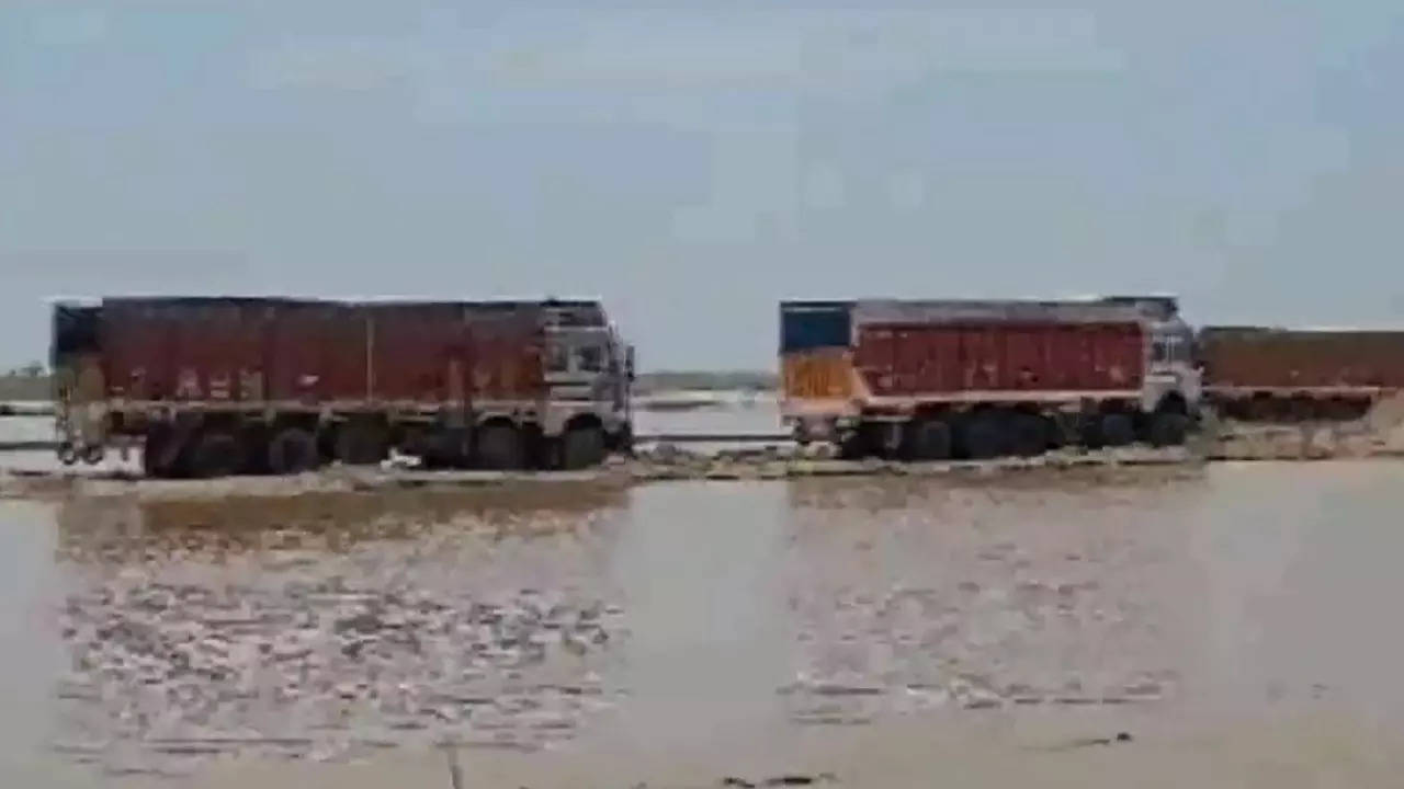 Trucks stranded in Son River