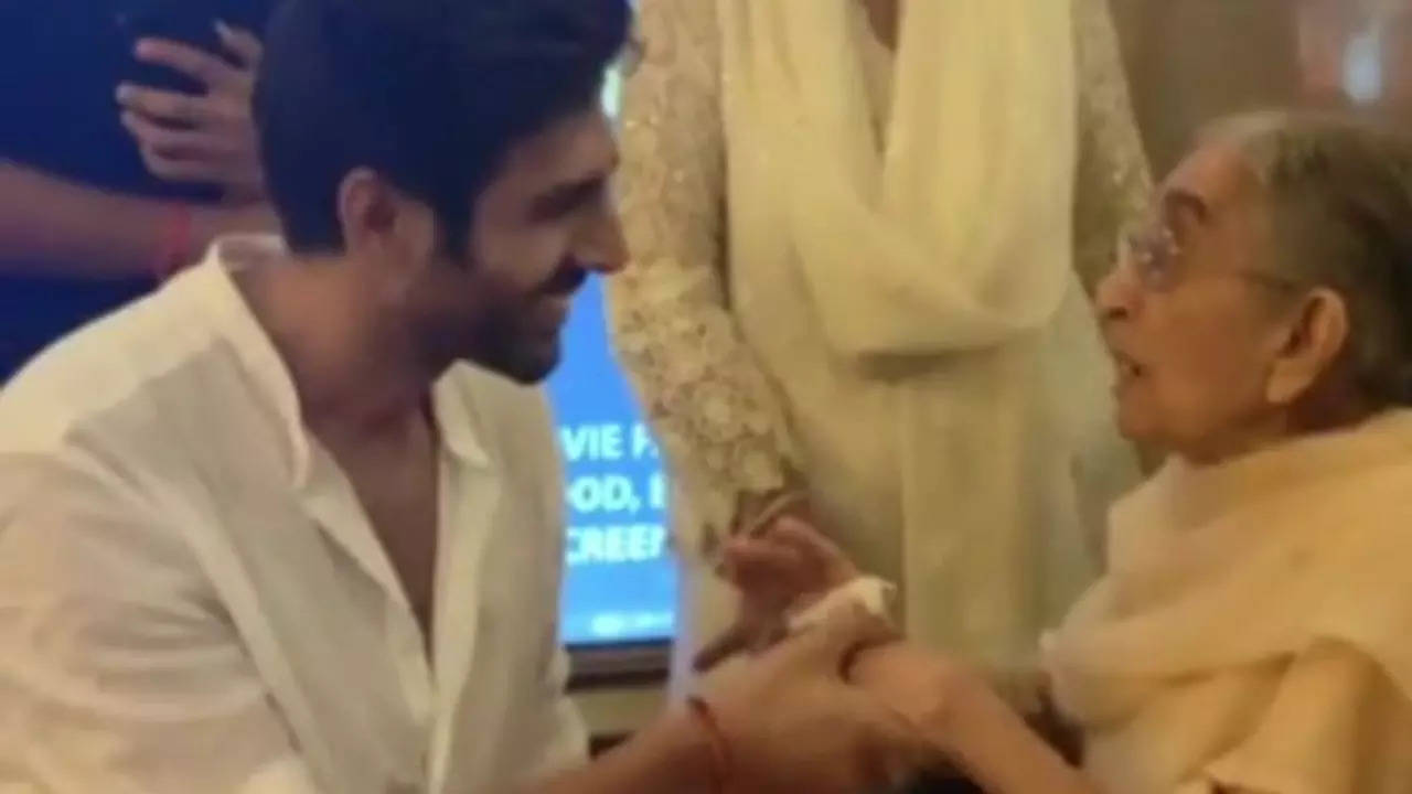 93-Year-Old Woman Showers Kartik Aaryan With Love After Watching Satyaprem Ki Katha. Videos Wins Hearts