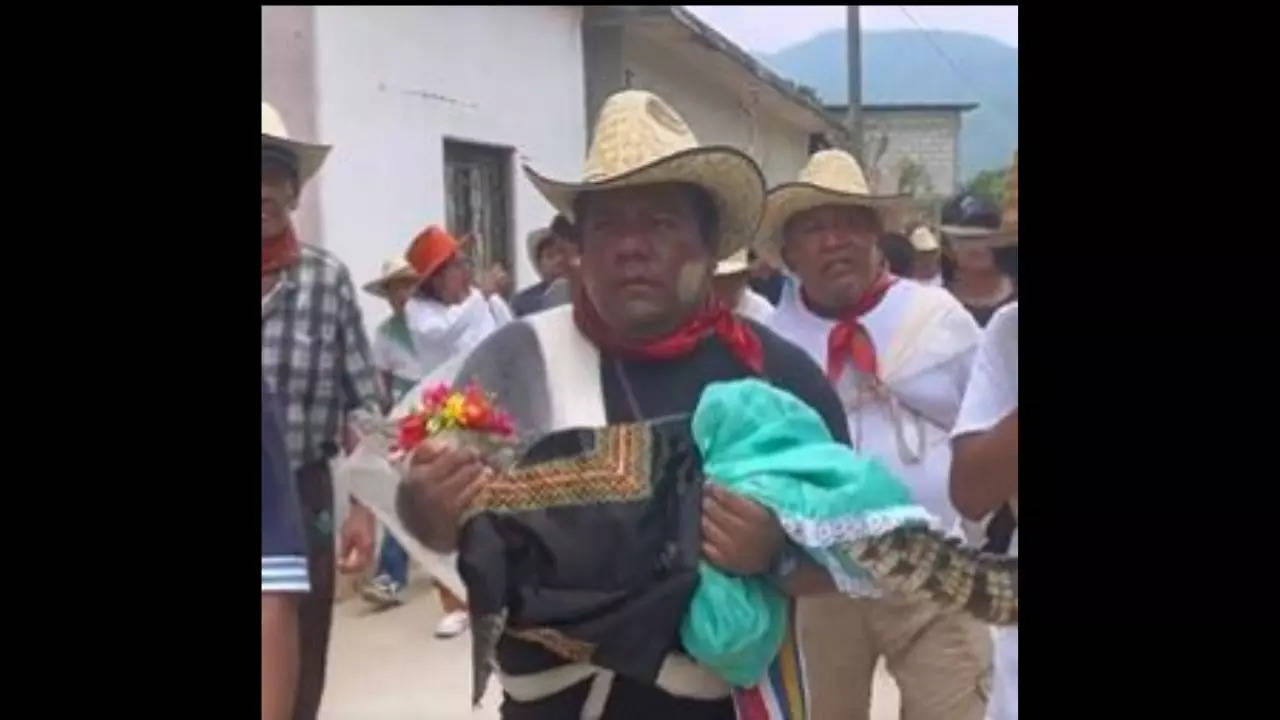 Mayor-Mexico-Marries-Alligator