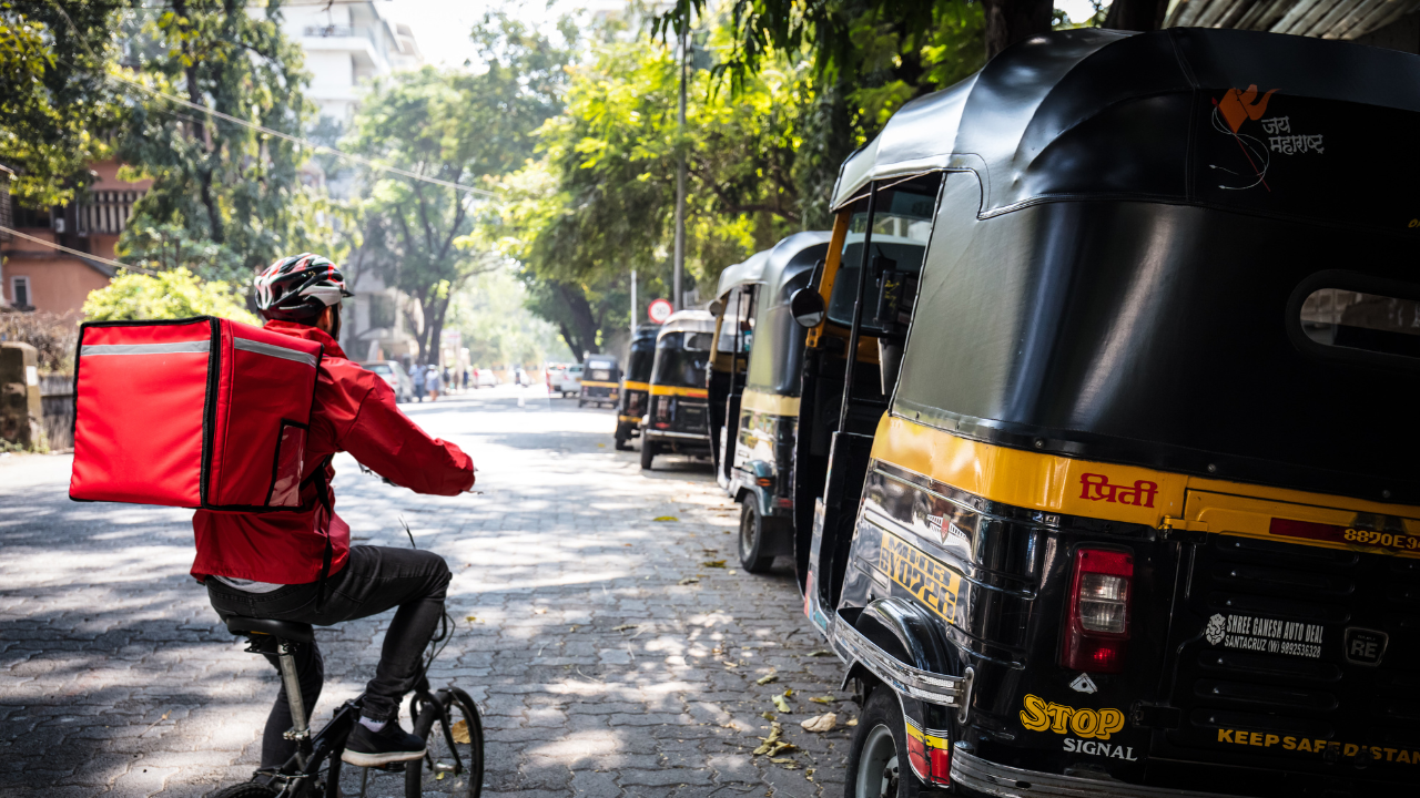 True Humans Of Bombay! Rickshaw Drivers And Swiggy Delivery Guy Help Woman Find Her Lost iPhone | Spotlight - Vimarsana News