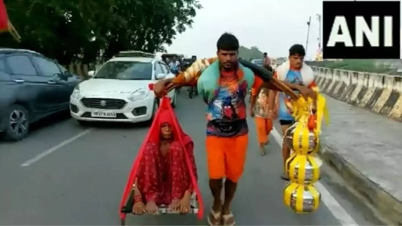 Man Carries Mother Like Shravan Kumar During Kanwar Yatra