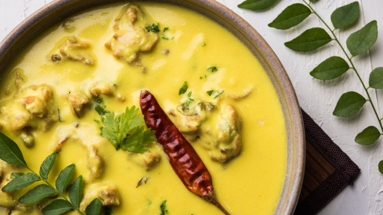 punjabi-kadhi-pakoda-recipe-feel-warm-and-cozy-with-this-popular