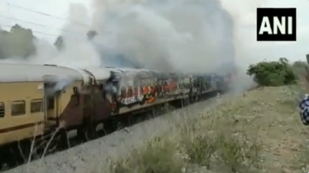 Breaking: Fire Breaks Out On 3 Coaches Of Falaknuma Express In Telangana |  Video | India News, Times Now