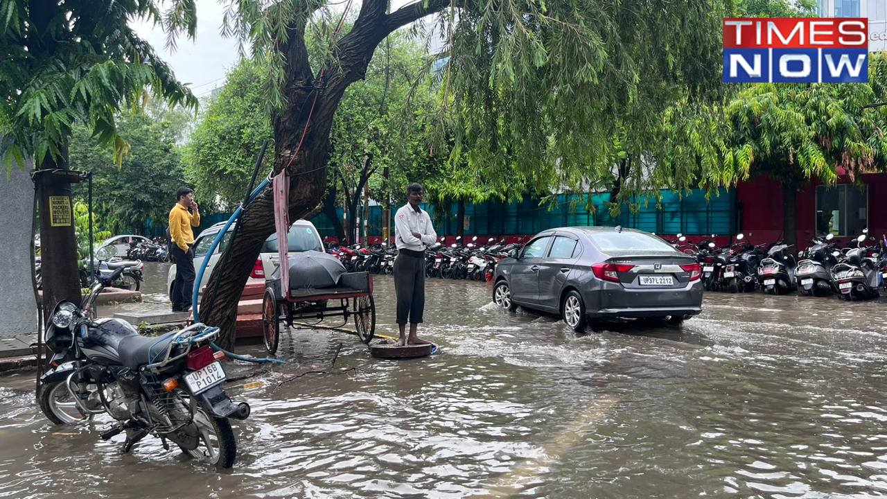 Heavy Rain lashes Delhi, Noida on Thursday Morning