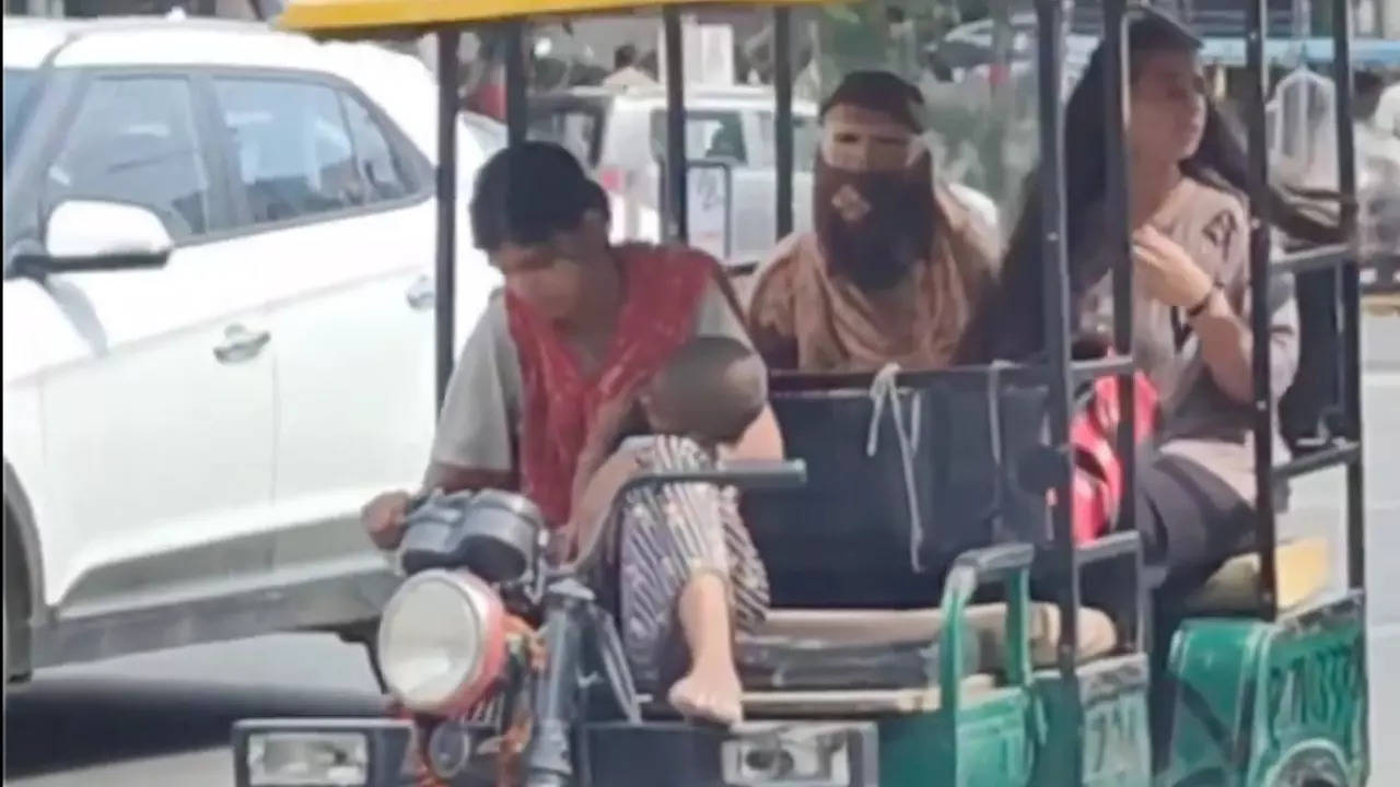 A woman drives an e-rickshaw with her toddler in her lap | Screenshot: Viral Bhayani via Instagram