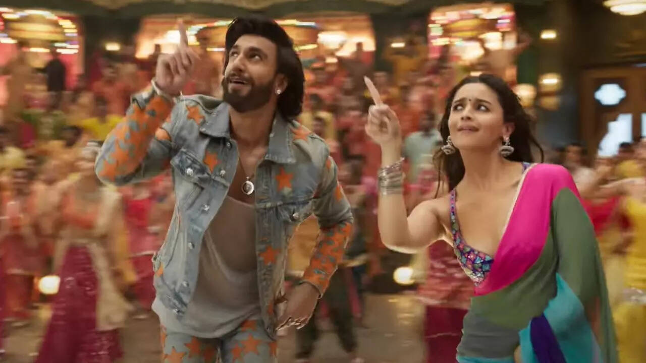 What Jhumka Song Out: Ranveer Singh, Alia Bhatt Burn Dance Floor With ...