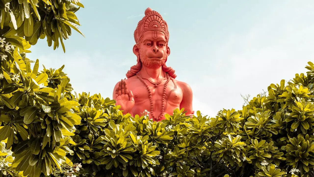BIZARRE! Thief Chants Hanuman Chalisa And Offers Rs 10 At Deity's Feet Before Stealing Rs 5000 In Haryana - Vimarsana News