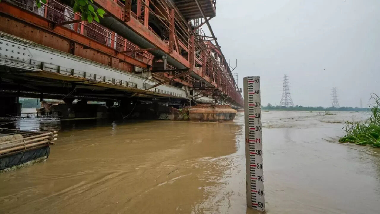 Delhi Rain Fury: Thousands Forced To Leave Homes As Yamuna Water Level Reaches All-Time High Of 208.05 Metres - Vimarsana News