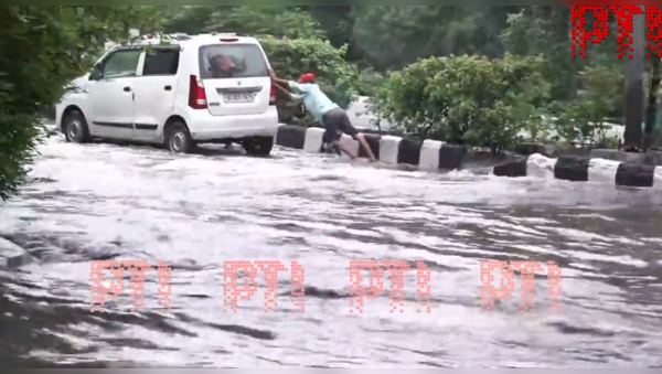 Yamuna Water Levels Waterlogging Near Cm Kejriwal S House Parts Of Delhi Submerged Flood Like Yamuna Water Levels Waterlogging Near Cm Kejriwal S House Parts Of Delhi Submerged Flood Like