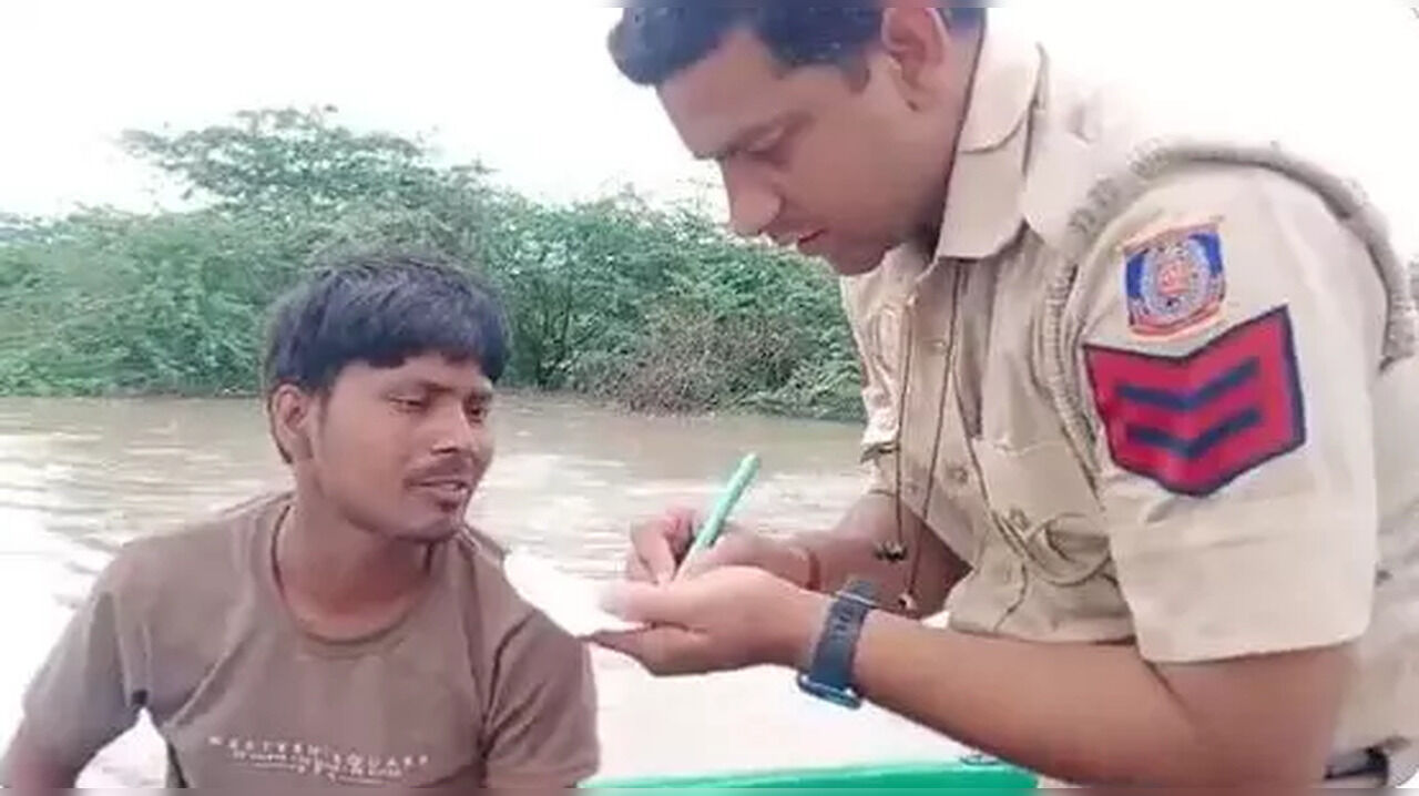 Delhi Flood News: Man Sits On Tree For 22 Hours To Save Himself From Yamuna Flood | WATCH - Vimarsana News