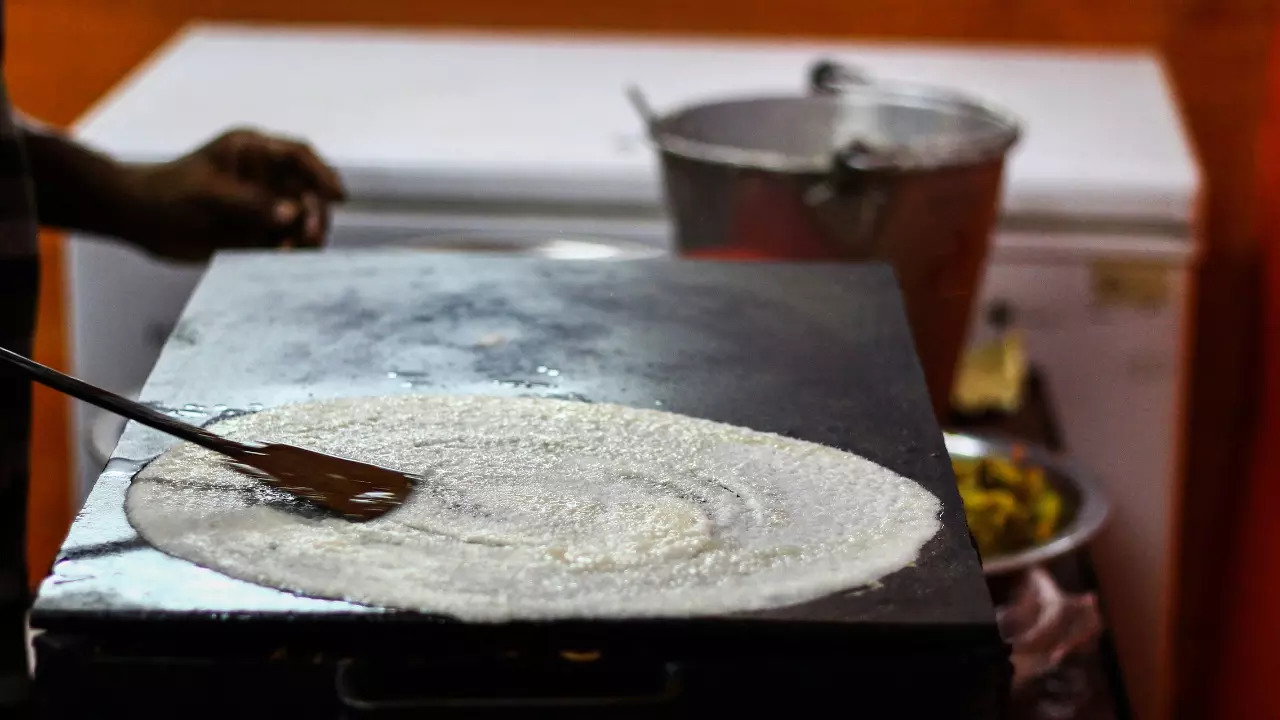 A consumer court in Buxar, Bihar has ordered Namak restaurant to pay Rs 3,500 for Masala Dosa serving without Sambar  | Representative image: Canva Pro