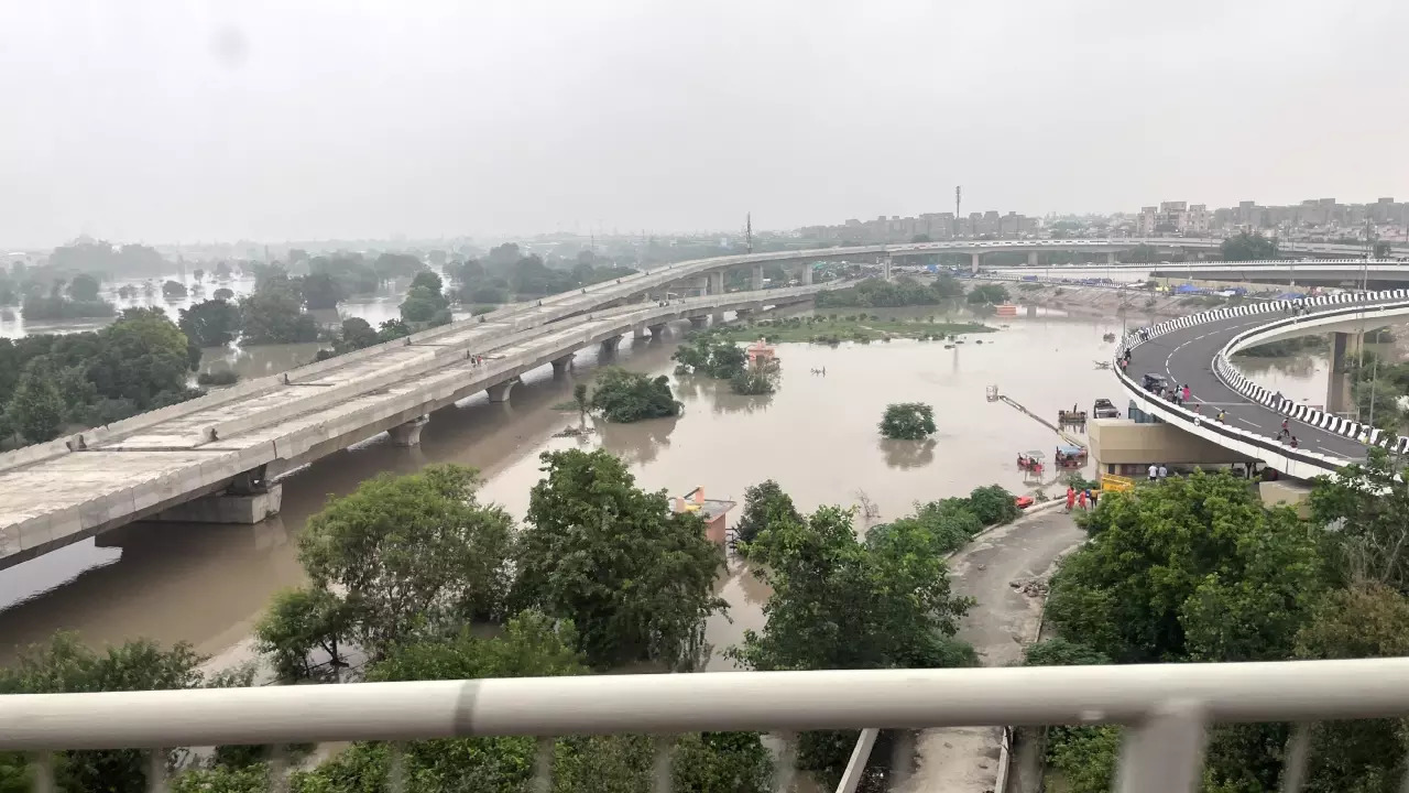 Near Mayur Vihar 1 station.