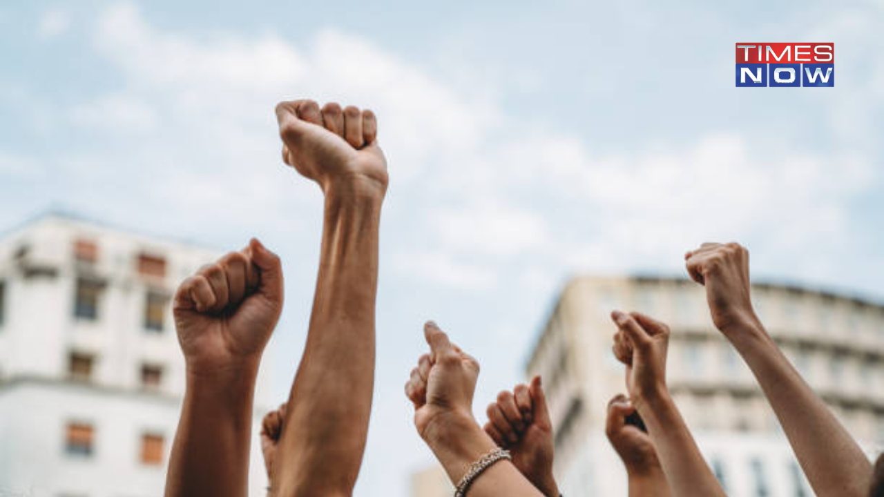 ​Italians 'Grope' Themselves in Protest After Judges' Shocking 10-Second Rule, Videos Go Viral ​