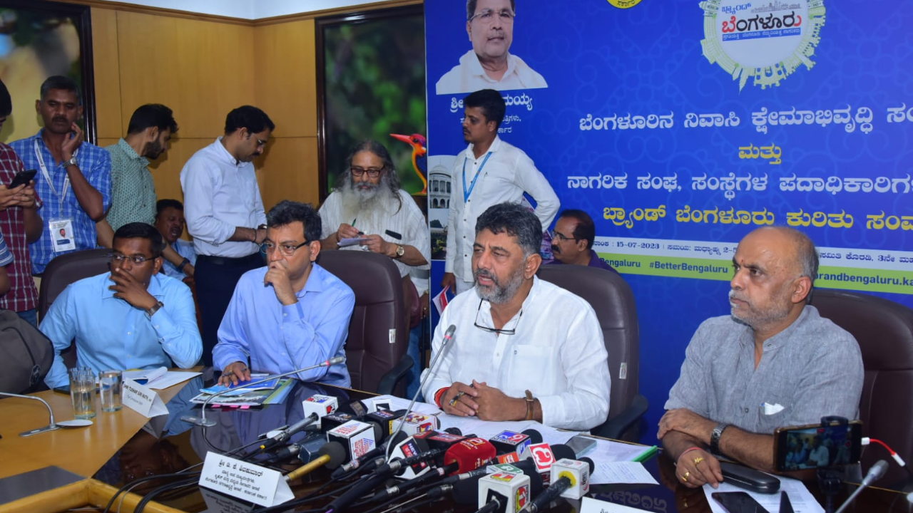 DK Shivakumar along with BBMP officials.