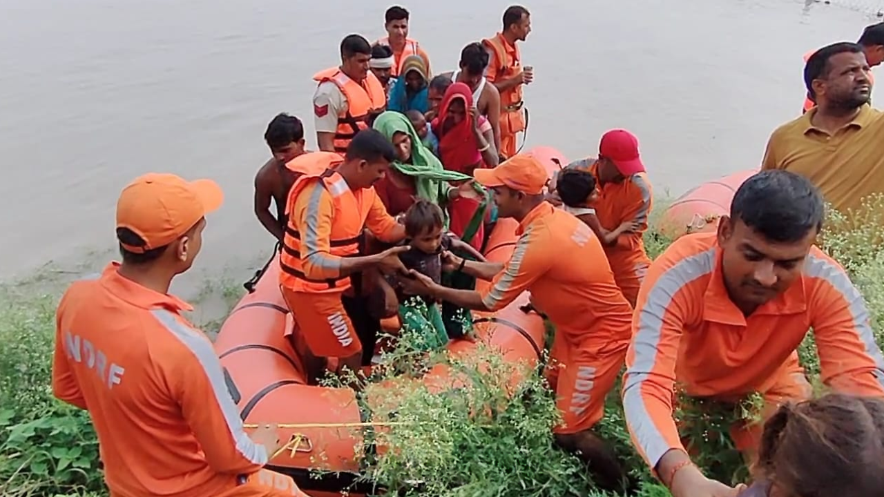 Noida Floods: Stranded To Die, 500 Workers Rescued From Illegal Farmhouses - Vimarsana News