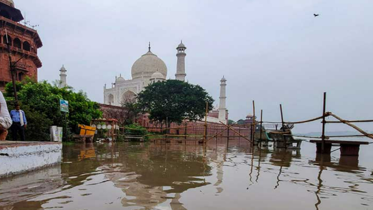 Yamuna water reaches walls of Taj Mahal (Photo: Twitter/ @AnilBer75410115)