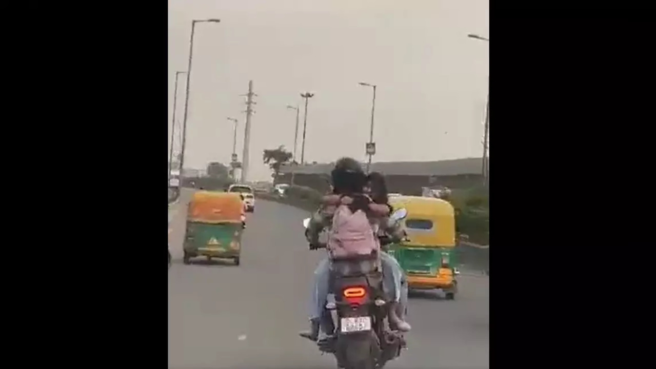 Delhi couple romance on bike