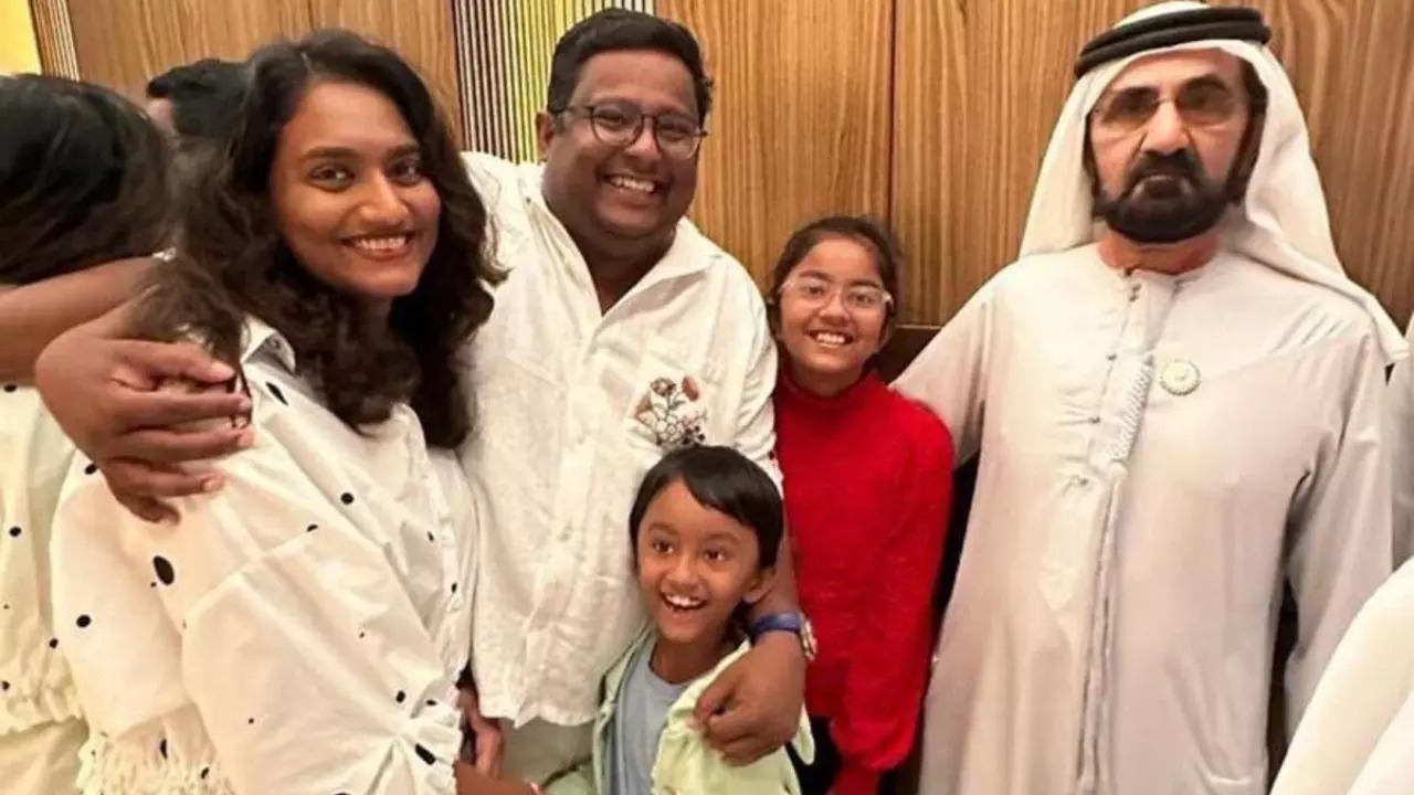 Dubai's Sheikh Mohammed poses for a picture with an Indian family at the Atlantis hotel | Twitter