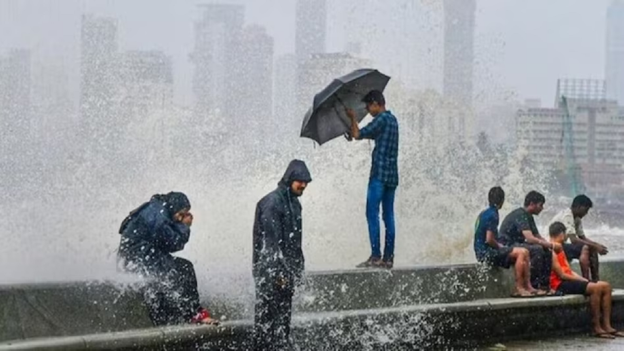 Maharashtra Rain Live Updates: शनिवारी मुसळधार पावसाचा इशारा, अनेक जिल्ह्यांत शाळा-महाविद्यालयांना सुट्टी