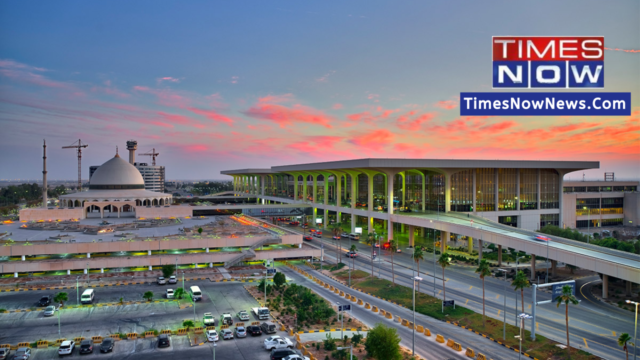 هذا المطار في المملكة العربية السعودية أكبر من البلد المجاور ، ويمكن أن يستوعب عدة مدن هندية