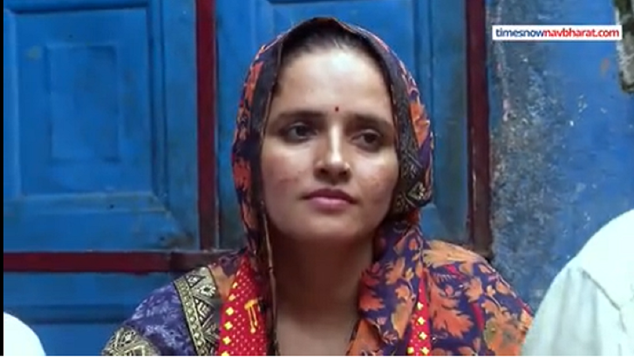 Seema Haider Sings Asha Bhosale's Song 'Pyar Hamara Amar Rahega ...