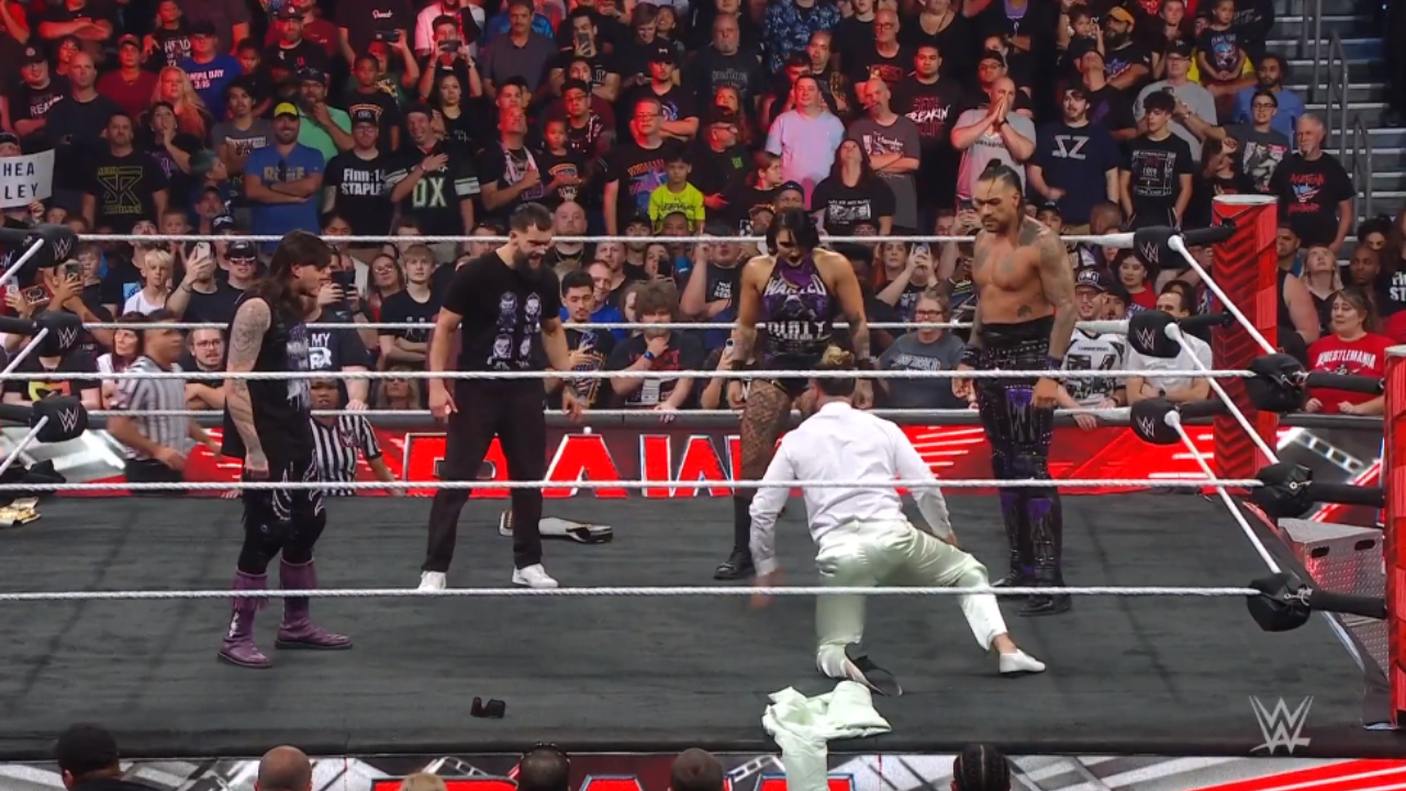 Seth Rollins Beats Shinsuke Nakamura in Last Man Standing Match at