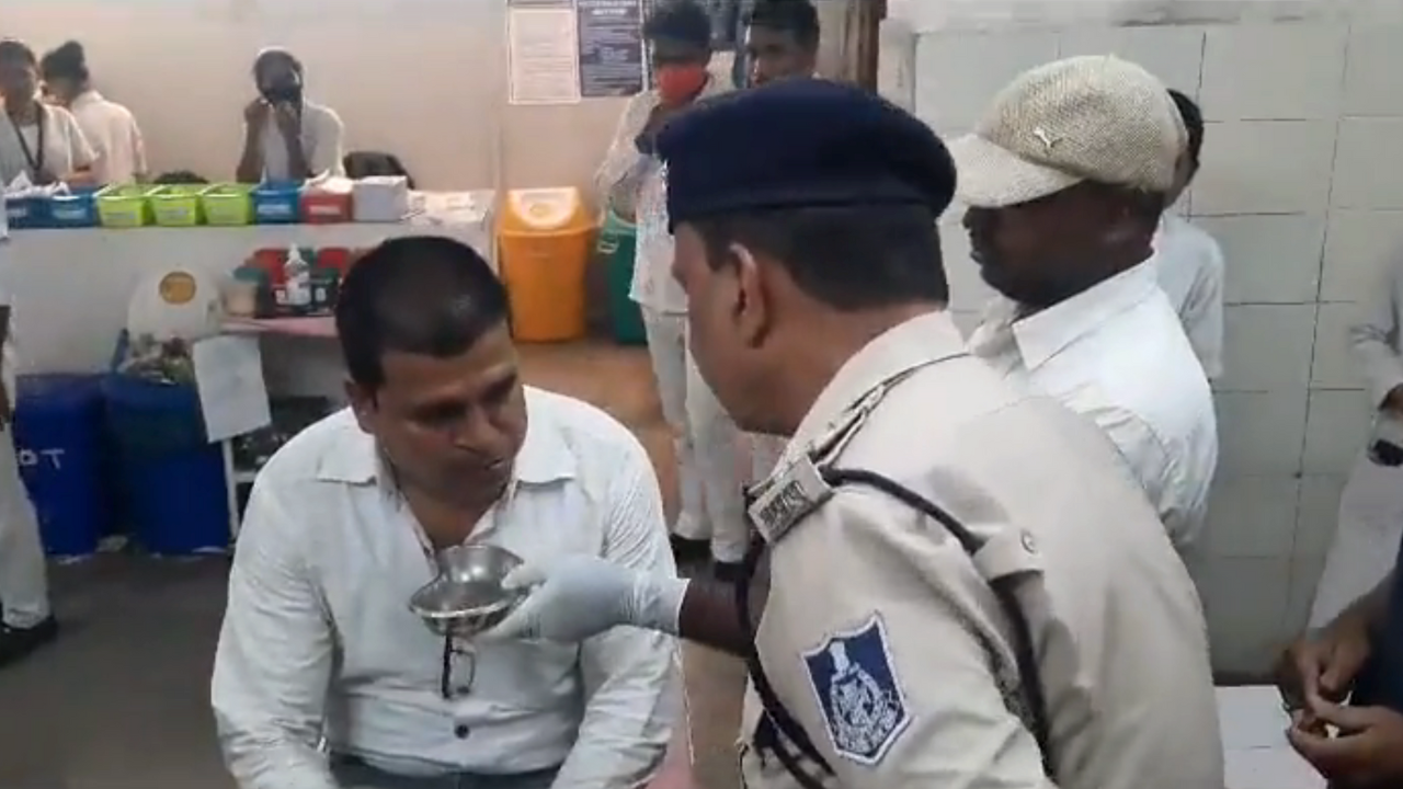 A Lokayukta MP officer asks patwari Gajendra Singh to spit out the bribe he had eaten at a hospital | Screenshot from Twitter video