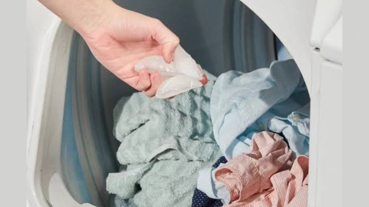 washing machine hack put ice cubes in the washing machine while washing clothes it will work