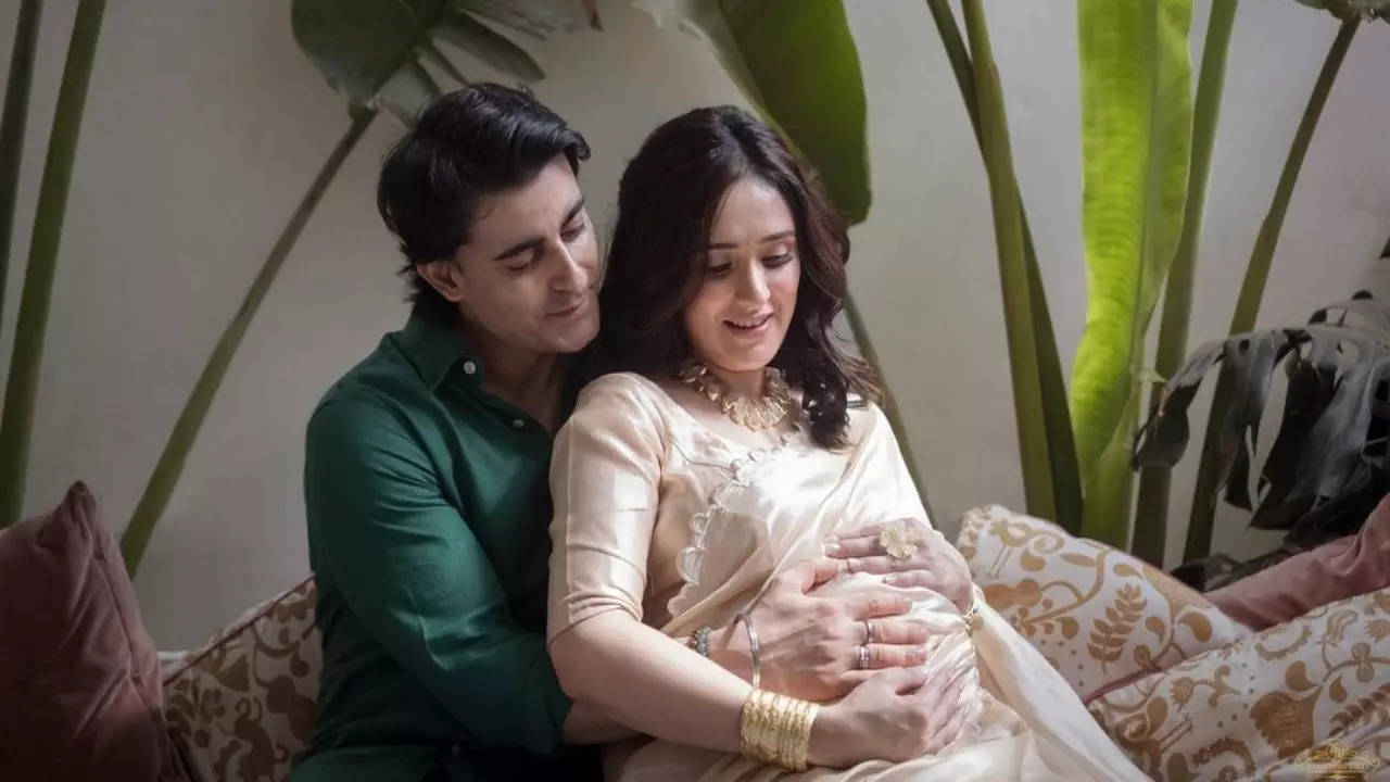 New Parents Gautam Rode, Pakhuri Awasthy Can't Control Excitement As They Take Twins Home. Watch