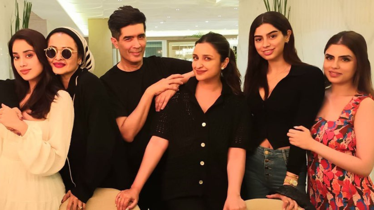 Rekha Is A Stylish Queen As She Parties With Parineeti Chopra, Janhvi Kapoor, Others At Manish Malhotra's Home