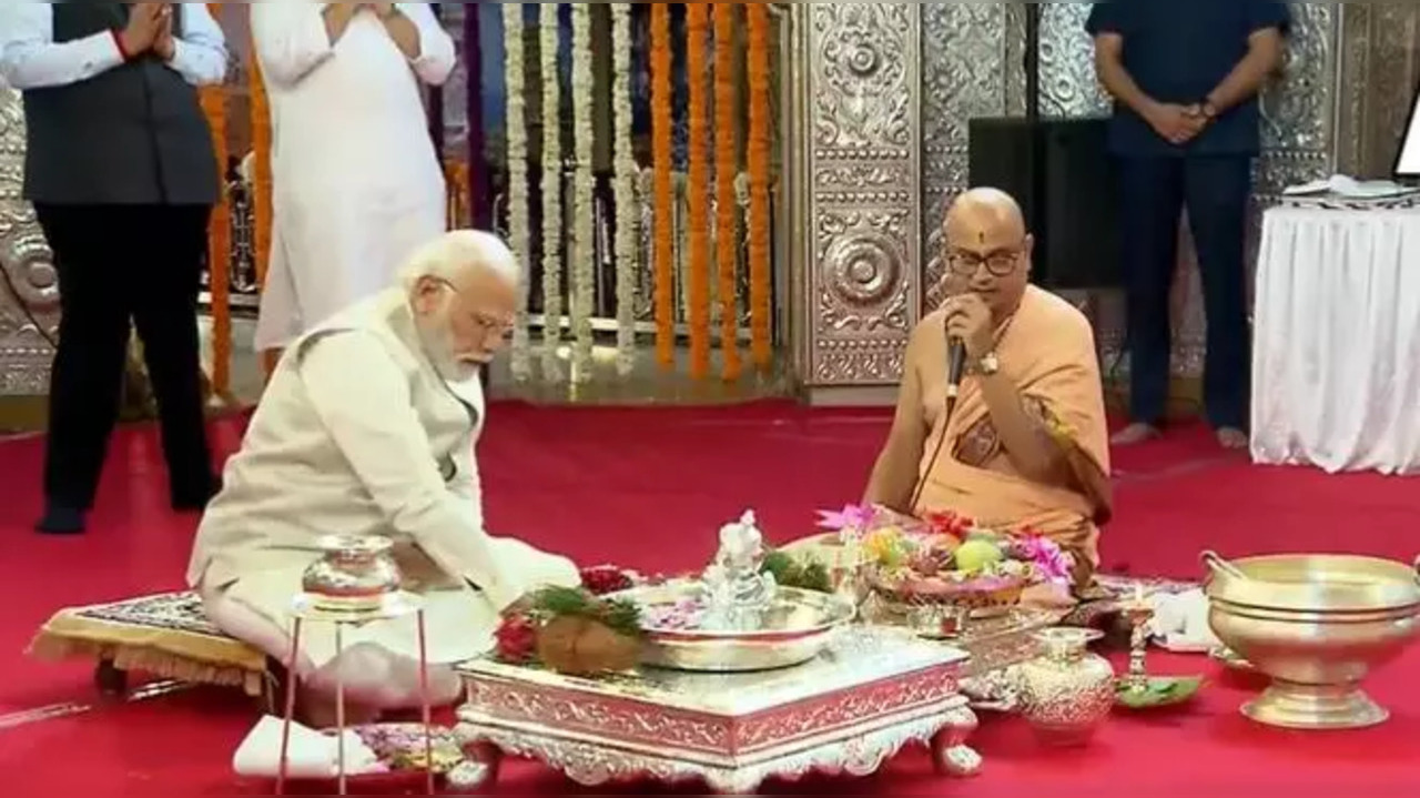 PM Modi offers prayers at the Shreemant Dagdusheth Halwai Mandir in Pune