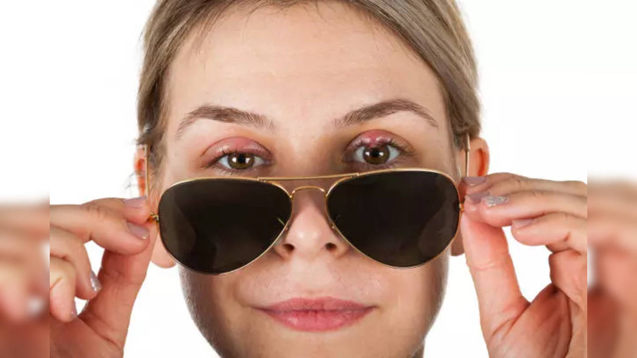 Can Black Glasses Protect against Conjunctivitis? Know All About Prevention  Of Pink Eye Flu