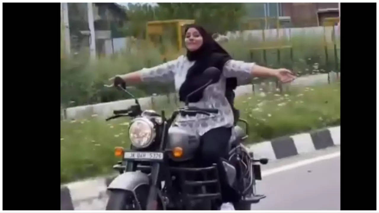 Srk Song In Background Girl Performs Dangerous Stunts On Bike Video Is Viral India News 4376