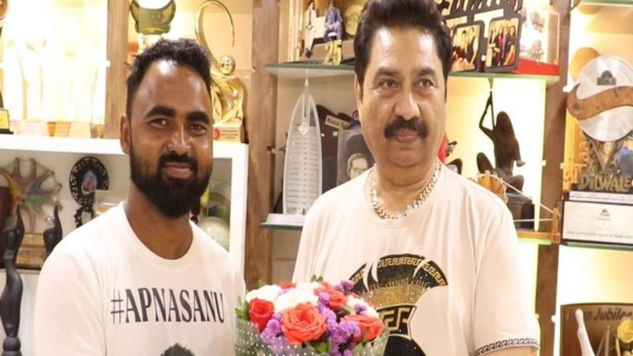 Kumar Sanu with fan