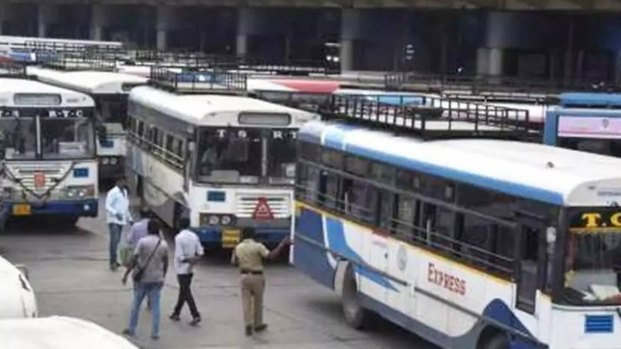 TSRTC employees marched from Ambedkar statue to Raj Bhavan