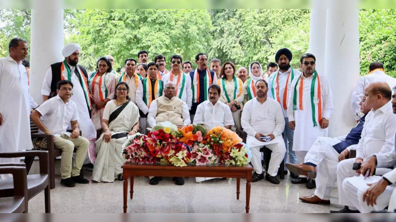 21 J&K Leaders From Various Parties Join Congress