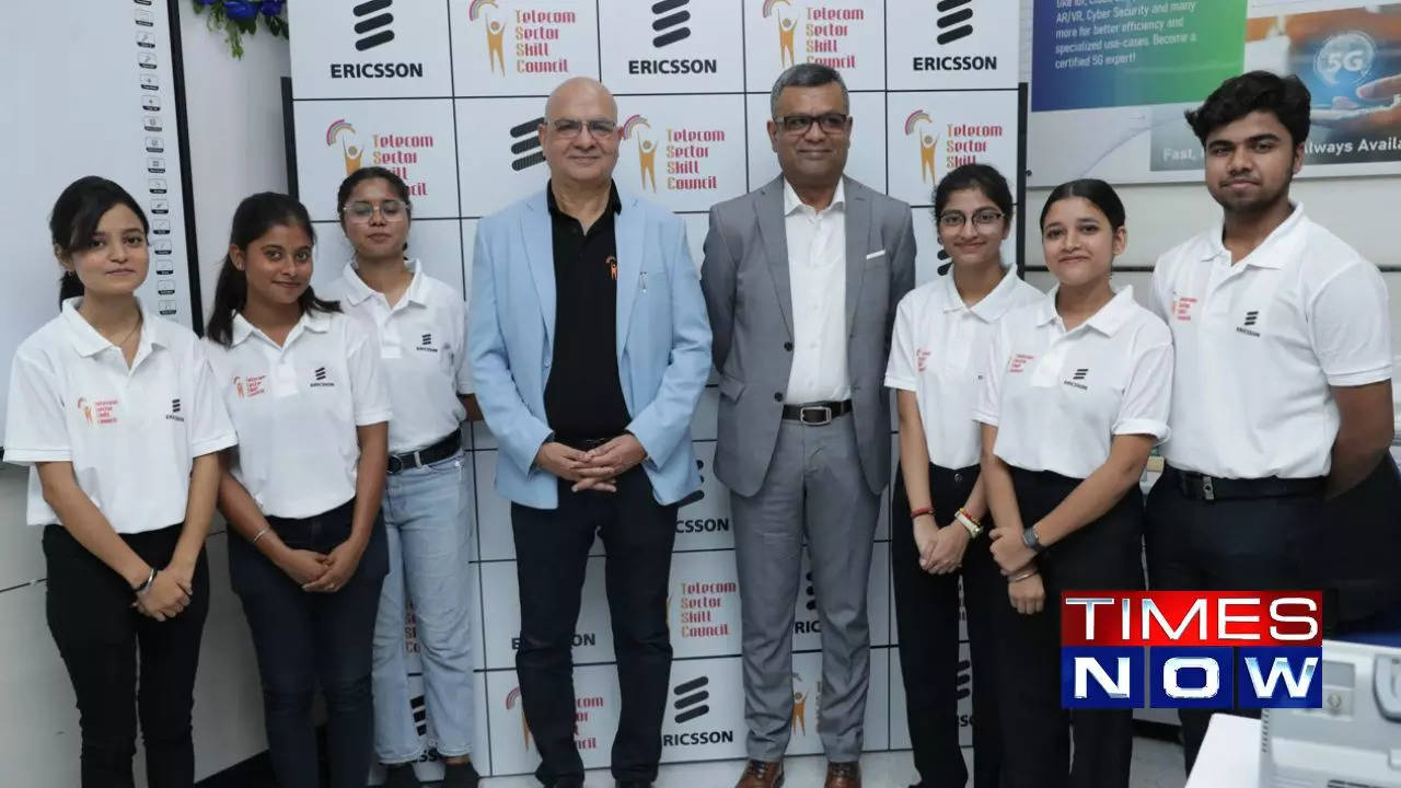 Arvind Bali, CEO, TSSC and Nitin Bansal, Ericsson India MD along with students at the Center of Excellence Lab launch in DSEU