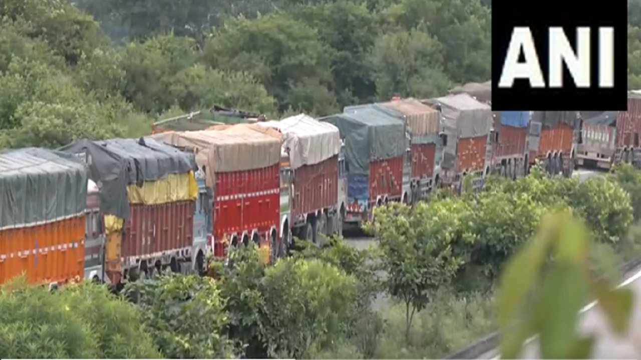 Hundreds Of Vehicles Stranded As Jammu-Srinagar National Highway Shuts Down