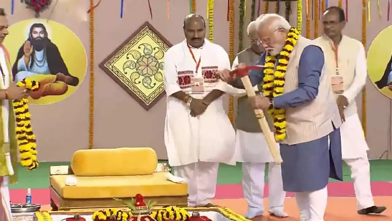 PM Modi Perfoms bhoomi Poojan