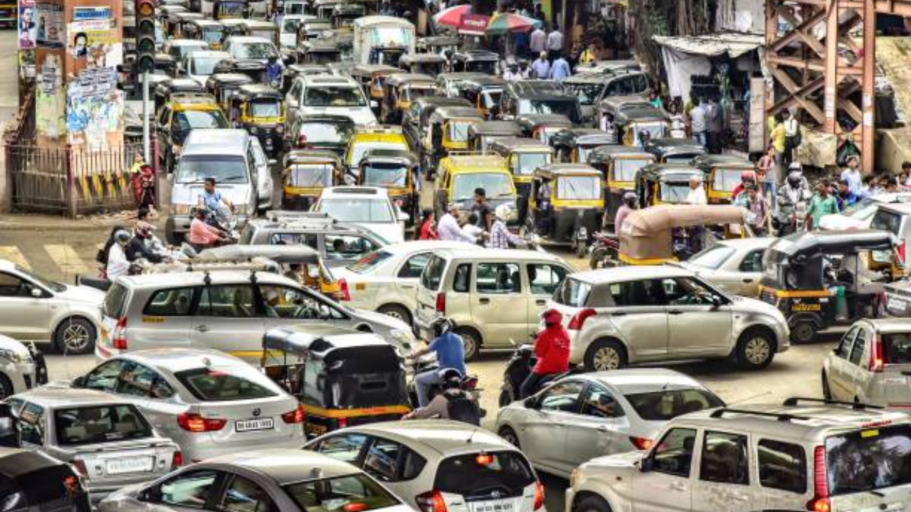 Kolkata: Chinar Park traffic Slowly Unjams after 7 days, Metro viaduct gap bridged