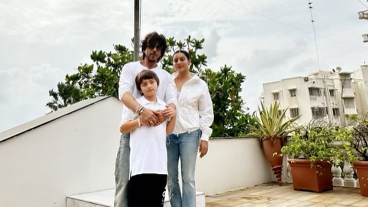 Shah Rukh Khan, Gauri Khan Follow Tradition Made By Little AbRam As They Hosit Indian Flag on Independence Day