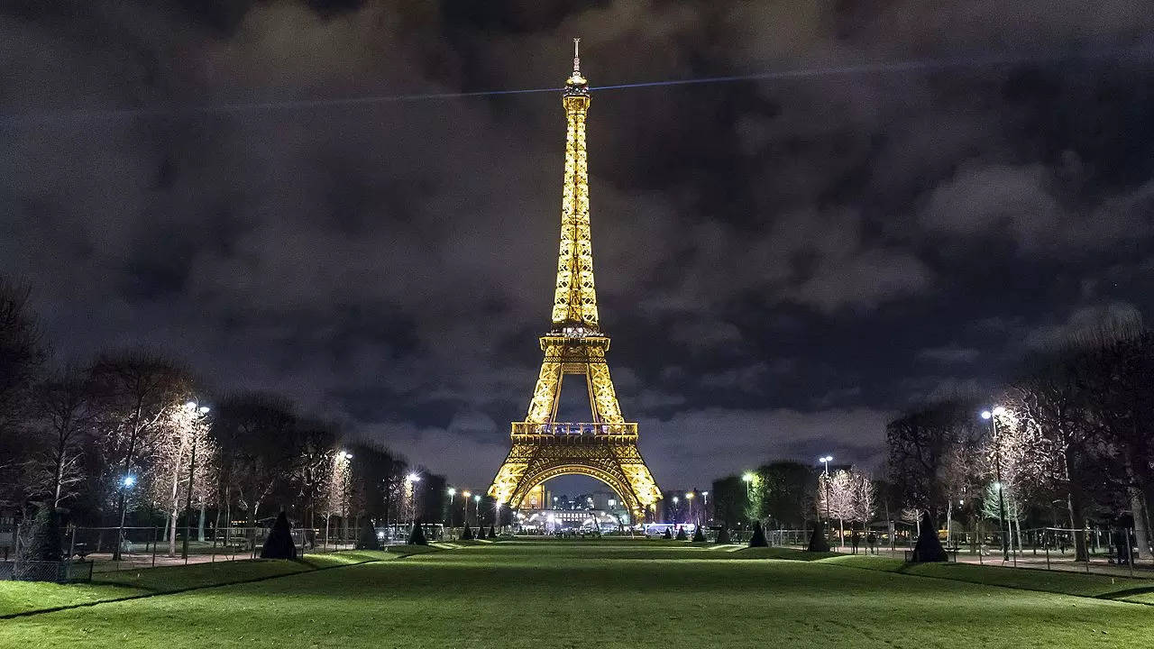 Drunk American Tourists Found Sleeping In Eiffel Tower